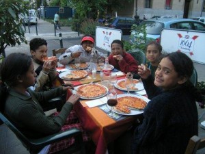 Les enfants de Raivavae à la pizzeria