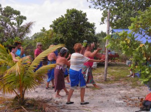 Une leçon de danse sur un des plus beaux motu de Raivavae